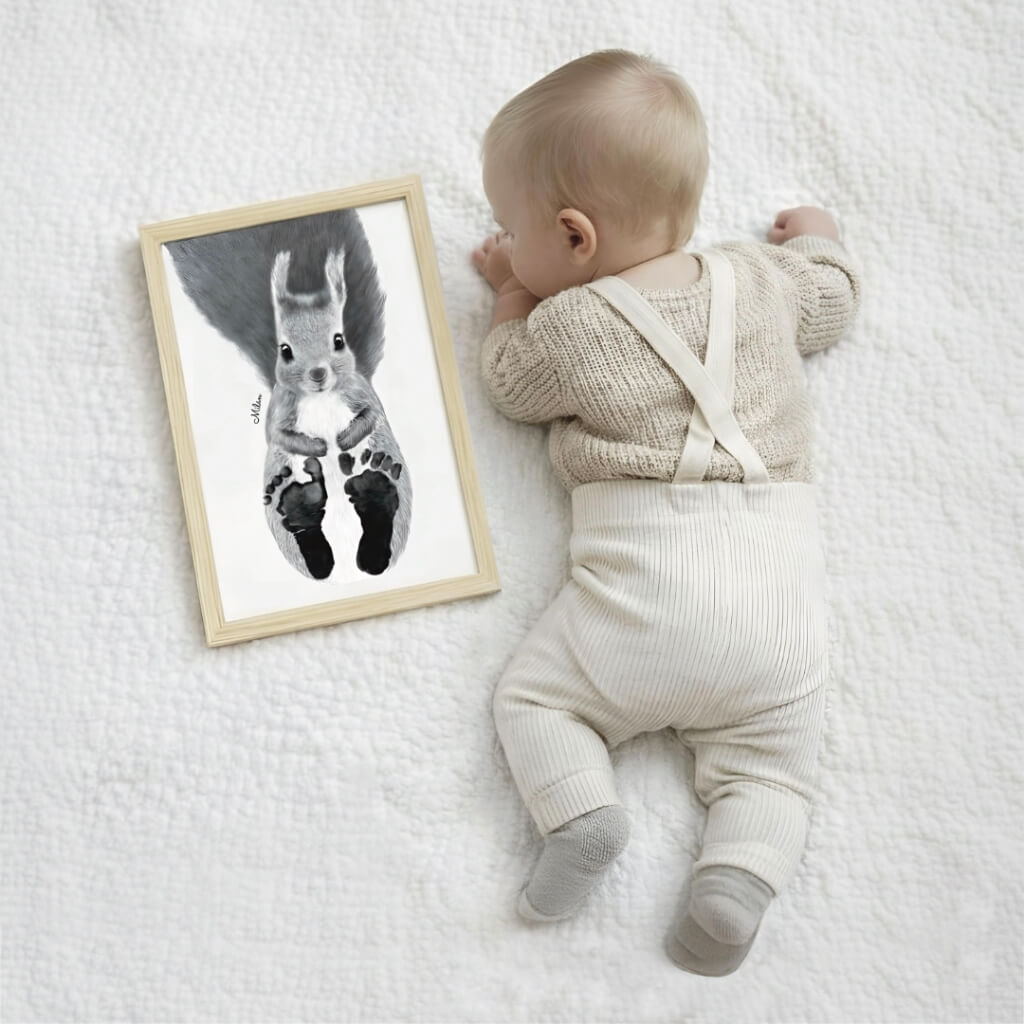 kisfiú mokuskás baba talplenyomatot néz